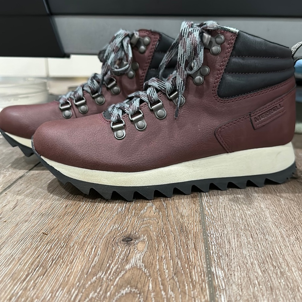 Women’s Merrell Hiking Boots Size 7